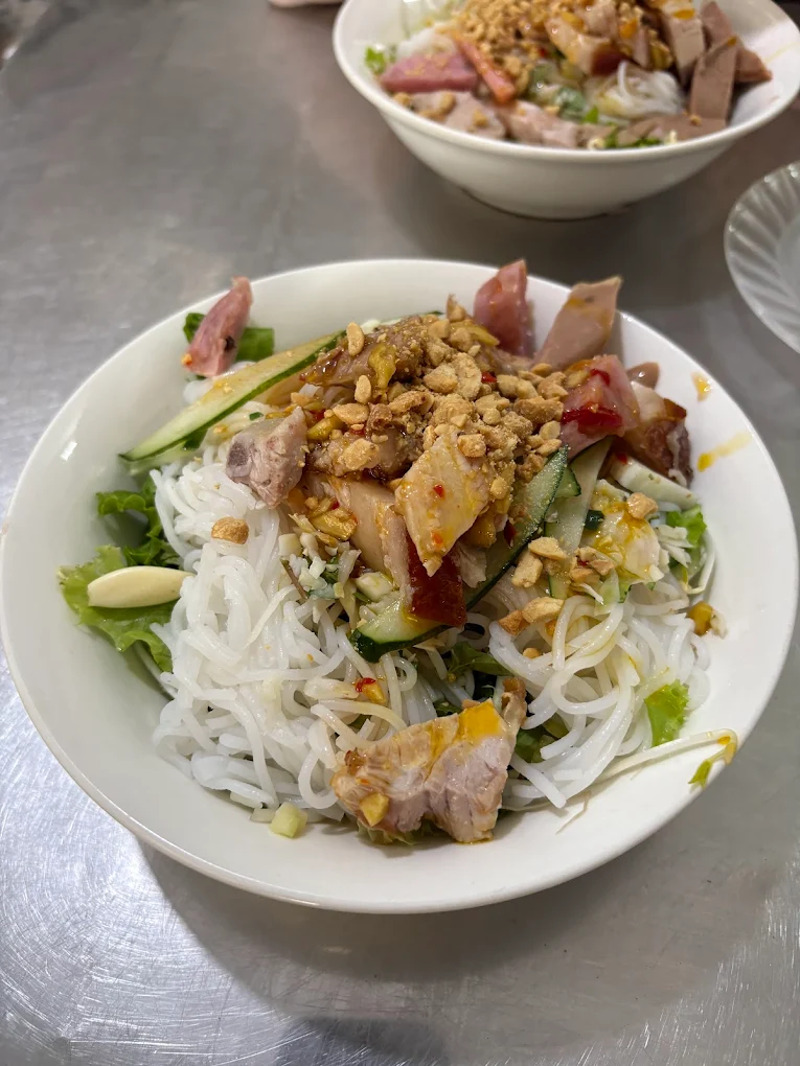 Qu&aacute;n b&uacute;n mắm n&ecirc;m B&agrave; Đ&ocirc;ng nổi tiếng tại 145 Huỳnh Th&uacute;c Kh&aacute;ng
